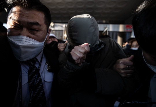 16개월 된 입양 딸 정인 양에 대한 아동학대 혐의로 불구속기소 된 양부 안 모 씨가 17일 서울 양천구 남부지방법원에서 열린 2차 공판을 마친 뒤 법원을 나서고 있다.  연합뉴스